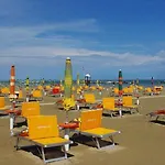 Holiday Beach فندق Viserbella di Rimini