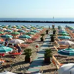 فندق Holiday Beach 2*